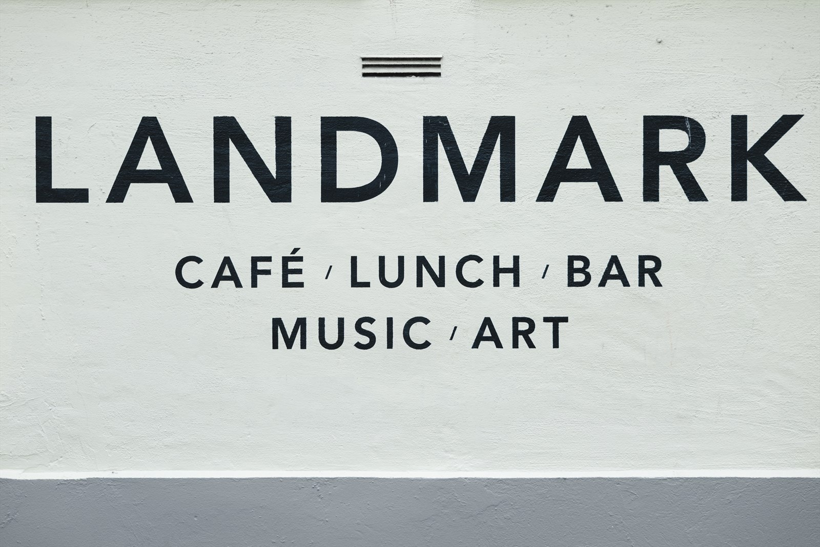 På Landmark kafé serveres kaffe fra fremragende Fuglen og en stadig skiftende lunsjmeny som bruker det beste kaféen får tak i fra lokale produsenter. Galleribilde