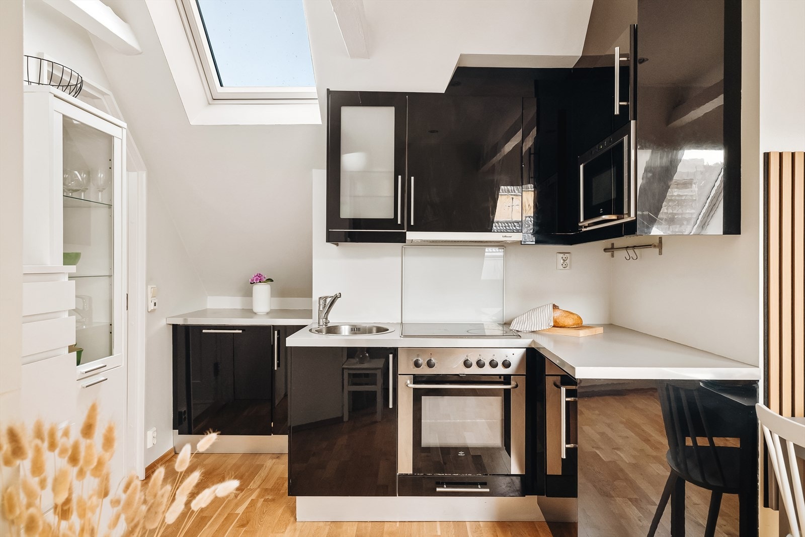 Nydelig kjøkken med god skap- og benkeplass. Galleribilde