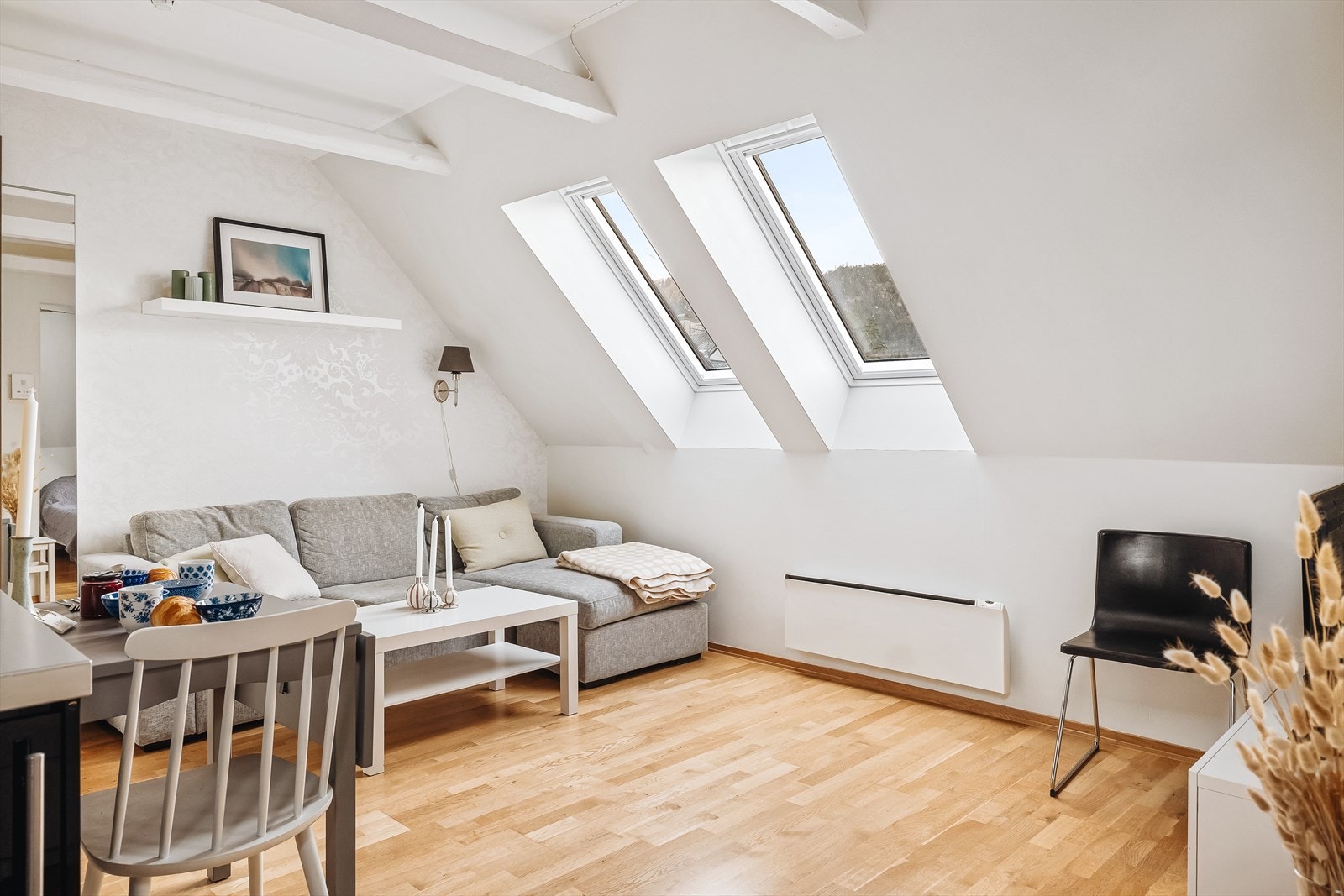 Store vindusflater sikrer godt med naturlig lys. Galleribilde