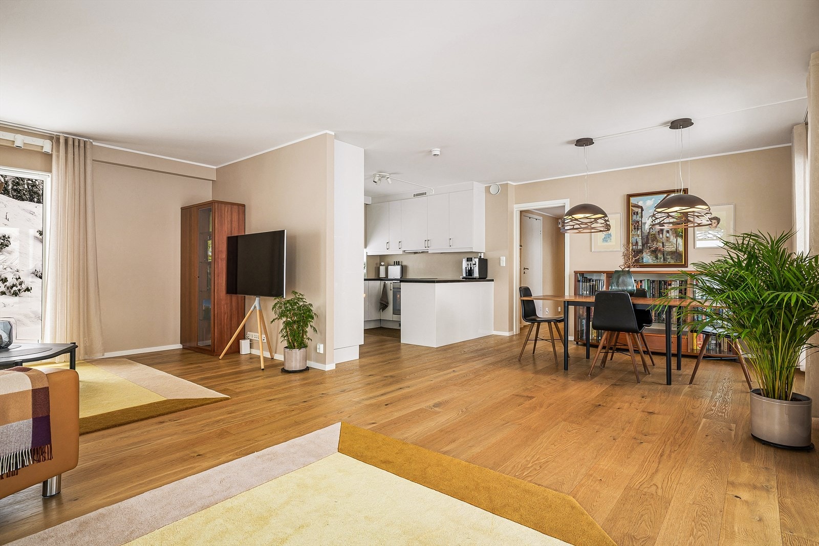 Den åpne planløsningen gir leiligheten god flyt mellom stue, spisestue og kjøkken. Galleribilde