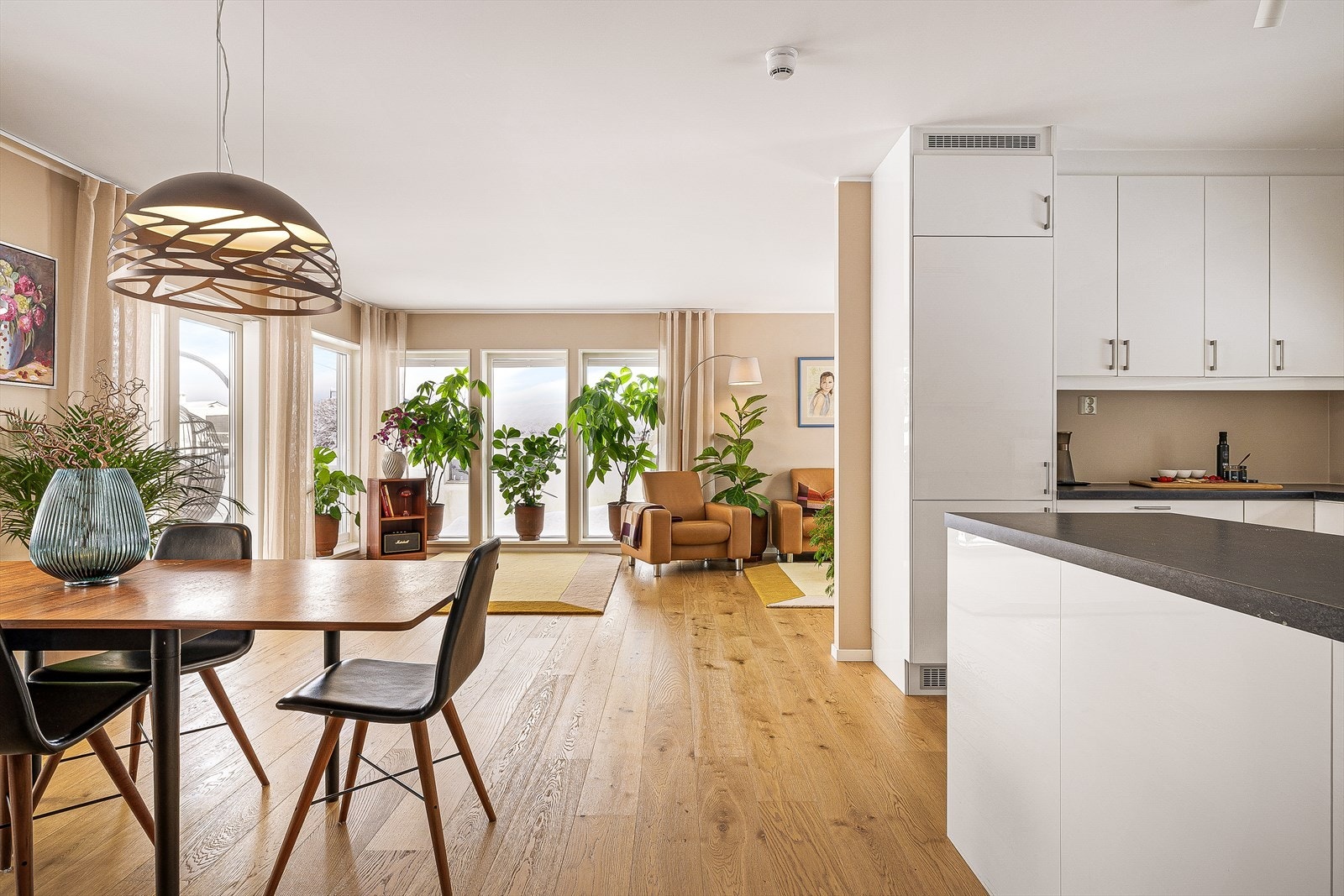 Det er lyst og luftig i stuen noe som gir en god atmosfære. Galleribilde