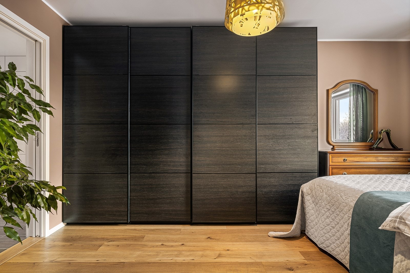 Her får du stort garderobeskap med plass til oppbevaring. Galleribilde