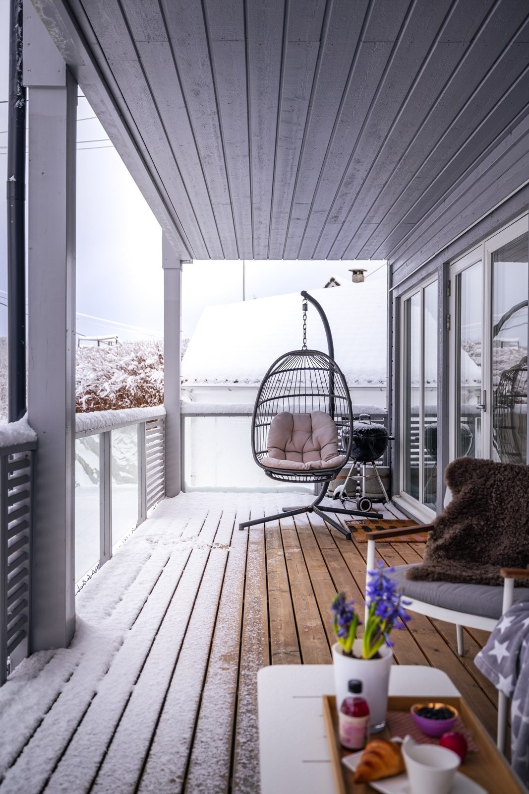 Fordi verandaen er overbygd kan man nyte den uansett vær. Galleribilde