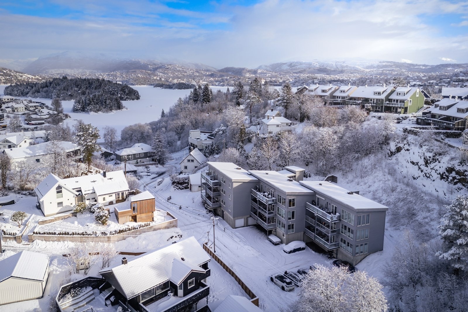 Det er flotte nærområder rundt boligen som byr på både tur og aktiviteter. Galleribilde