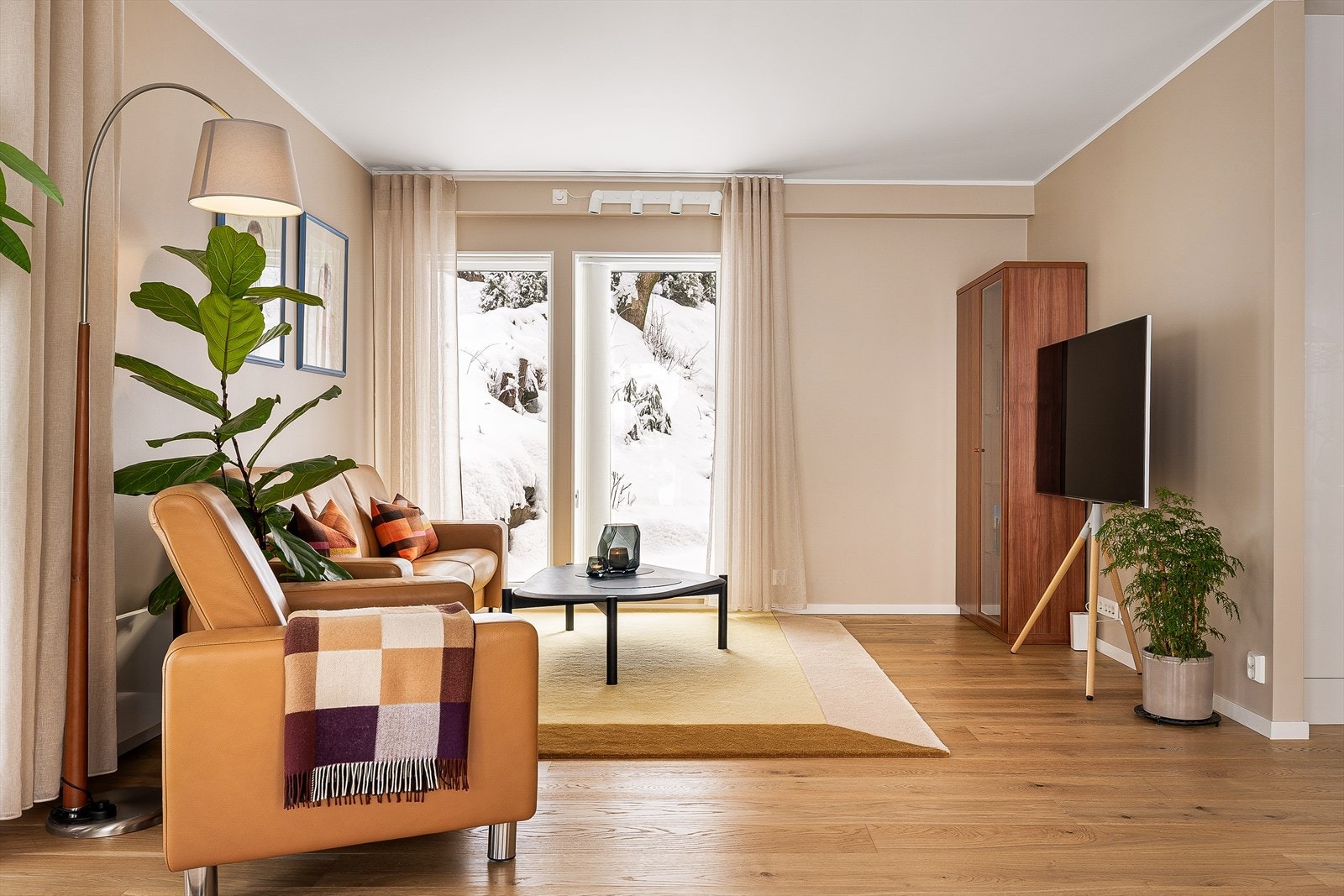 Det er 1-stavs parkett i både stue, kjøkken, soverom og gang. Galleribilde