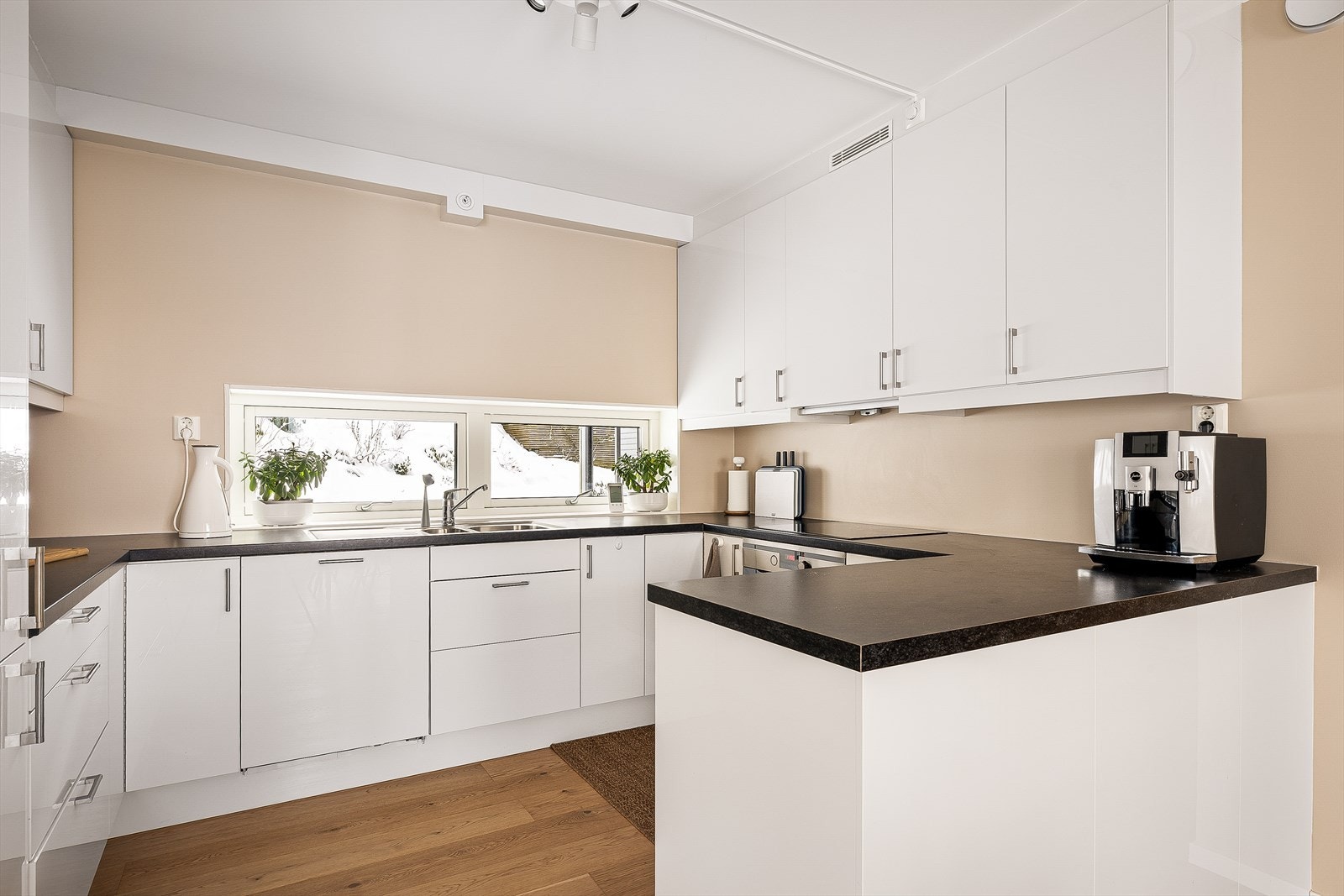 Her får du integrert stekeovn, platetopp, oppvaskmaskin og kombinert kjøl- og fryseskap. Galleribilde