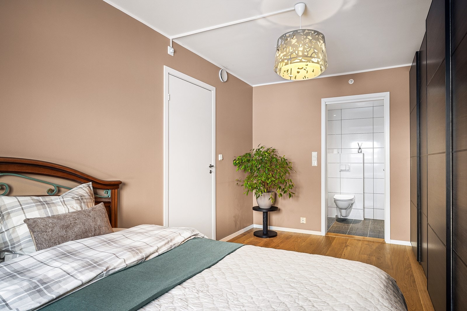 Fra hovedsoverommet får du også eget bad. Galleribilde