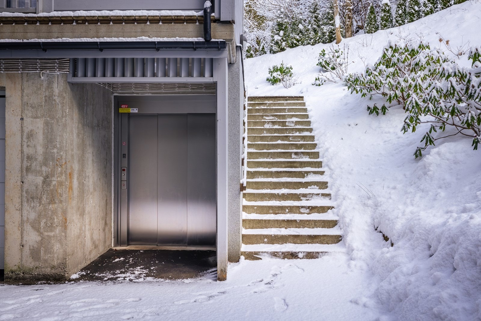 Praktisk heis som tar deg opp i etasjene fra garasjeområdet. Galleribilde