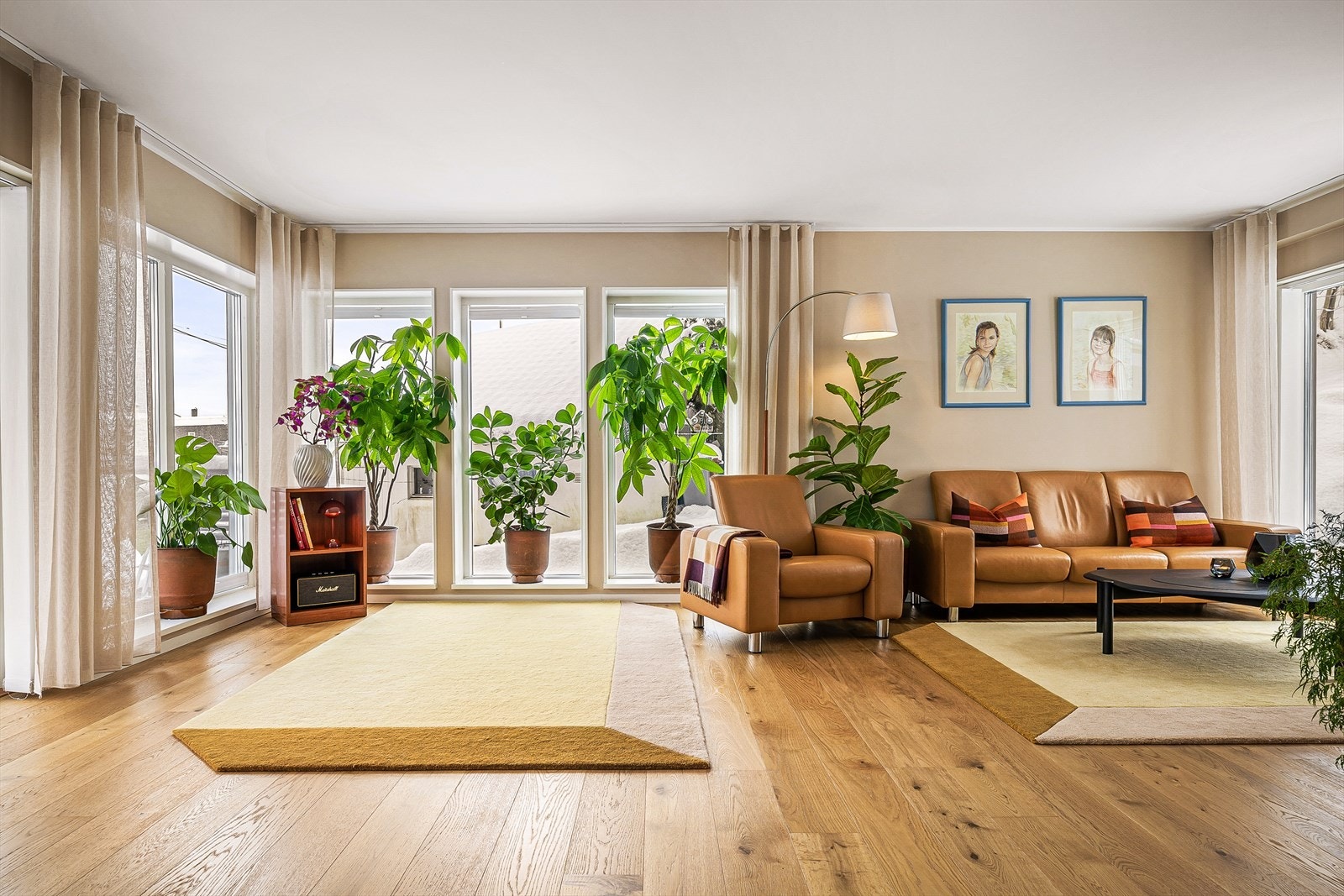 Store vindusflater gir godt med lysinnslipp i leiligheten. Galleribilde