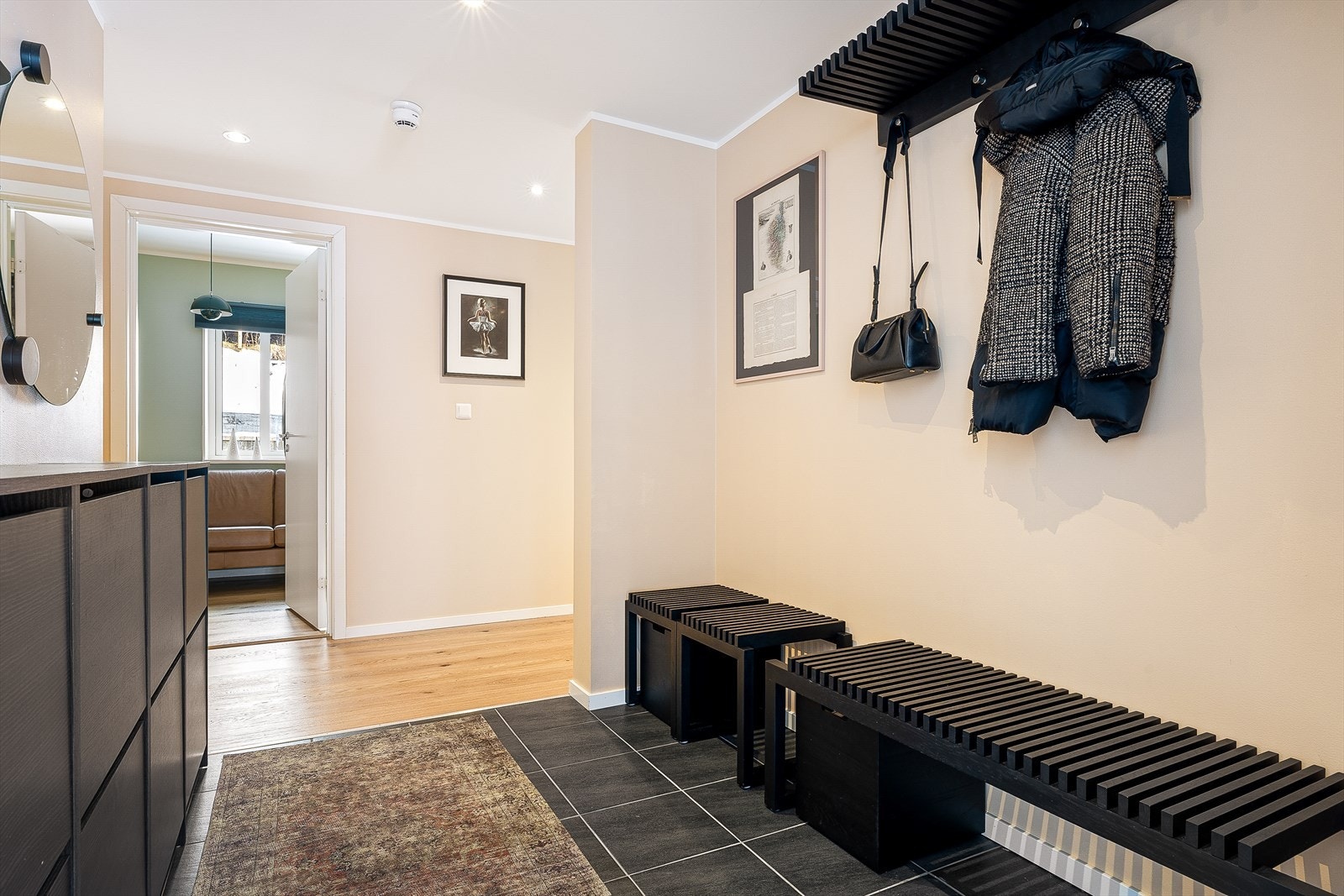 Entreen er av god størrelse og har god plass til oppbevaring. Galleribilde