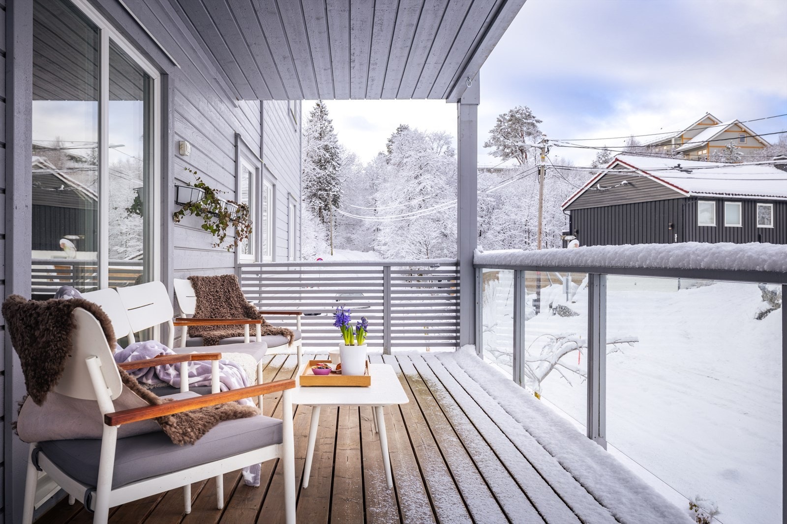 Fra stuen er det utgang til en koselig veranda med plass til flere sittegrupper og spisebord. Galleribilde