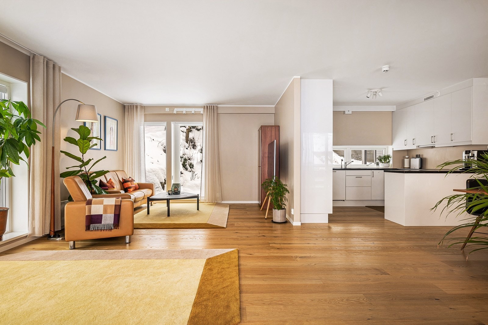 Stue/kjøkken på hele 45,9m² byr på moderne, men likevel tidløse kvaliteter og farger. Galleribilde