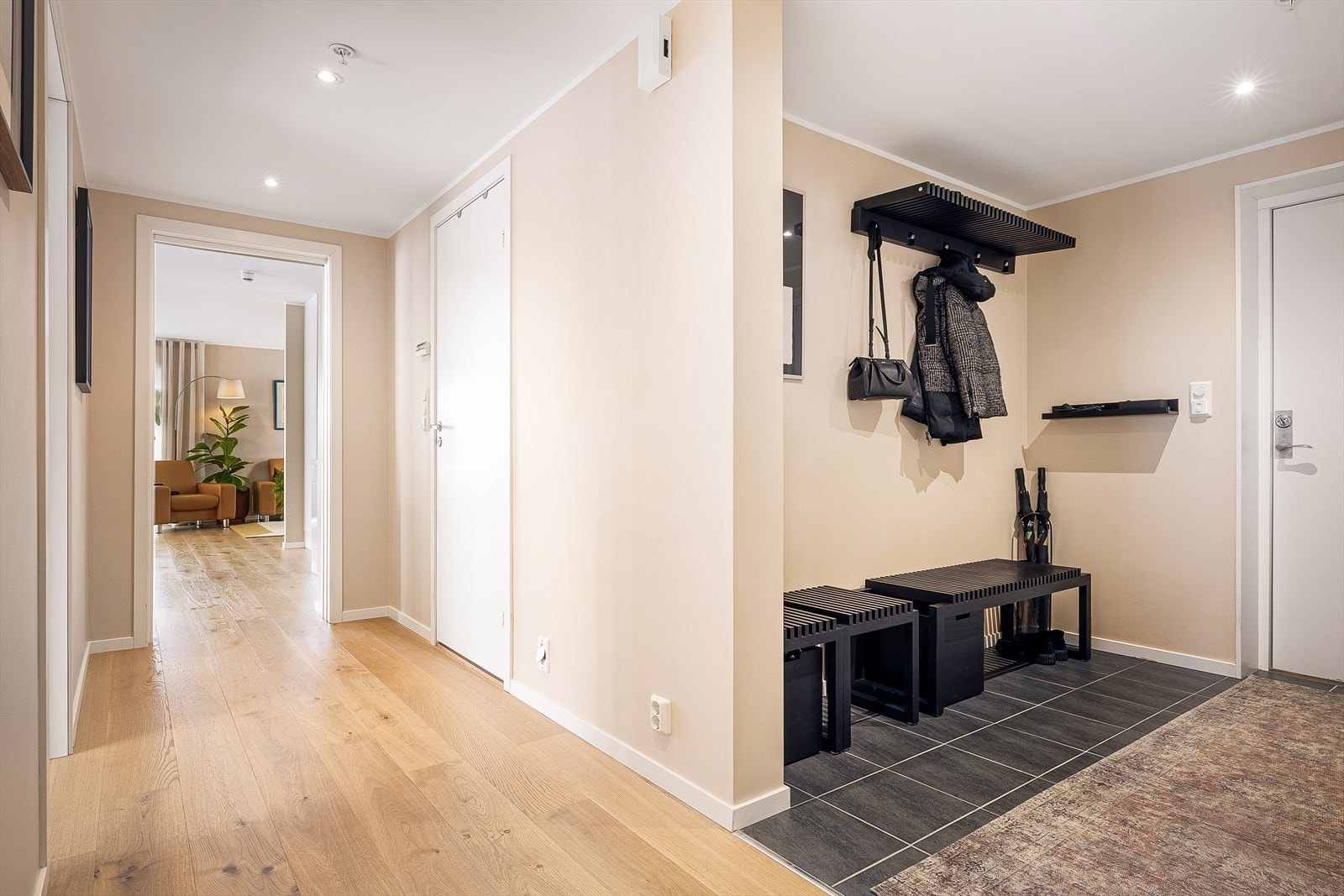 Et innbydende inngangsparti som gir et godt førsteinntrykk av leiligheten. Galleribilde
