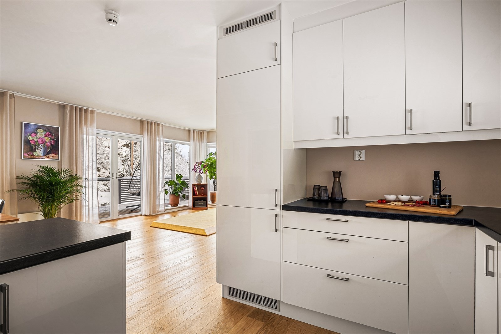 Kjøkkenet er i god stand og har gode løsninger for oppbevaring. Galleribilde