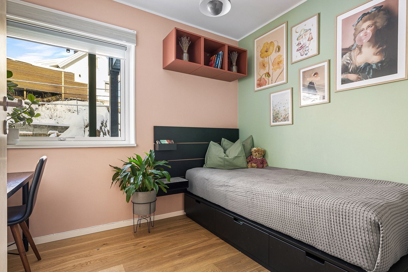 Soverom 2 - er på 6,9m² og i spreke farger. Galleribilde