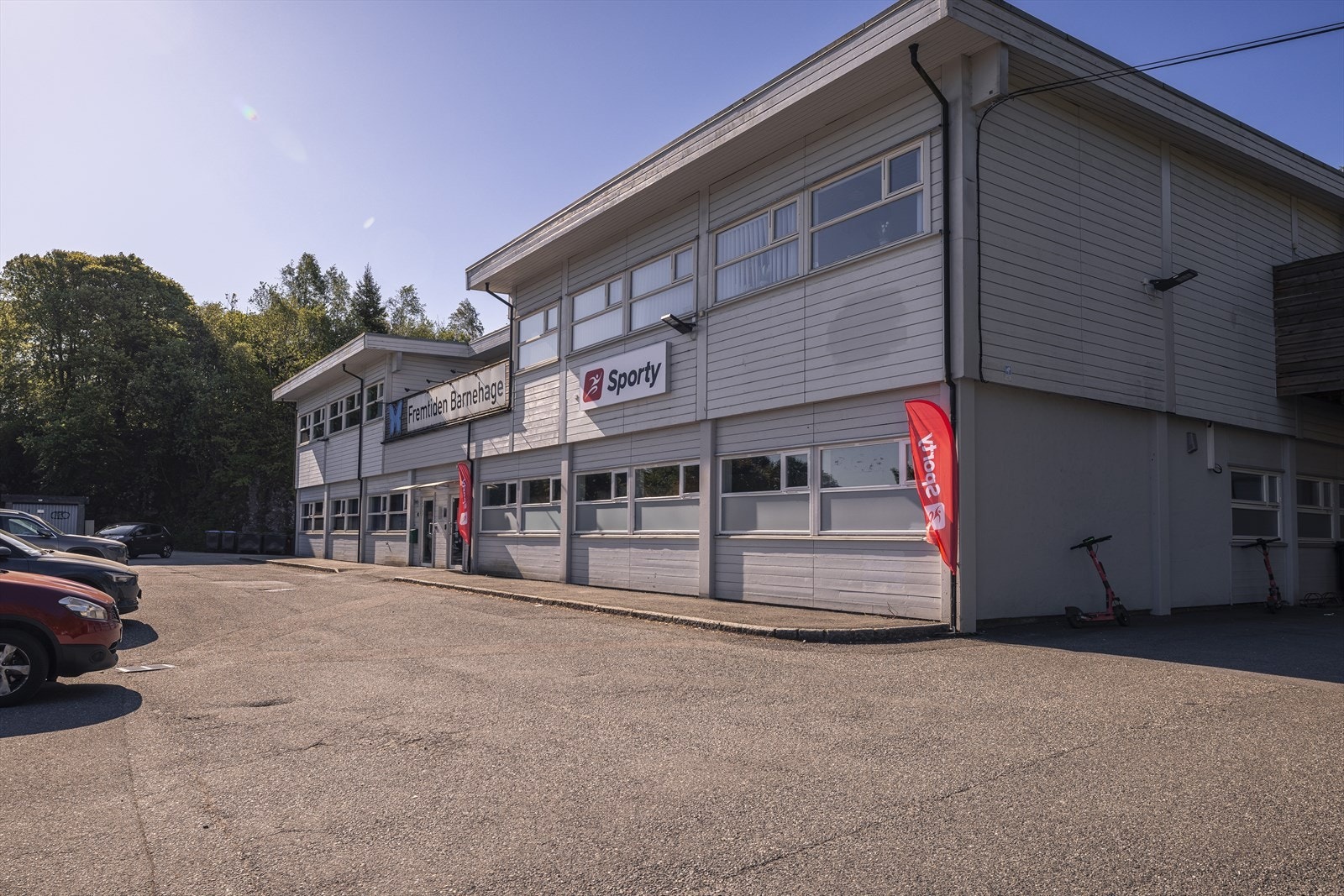 Barnehage og Sporty treningssenter er kun 2 minutter unna med bil. Galleribilde