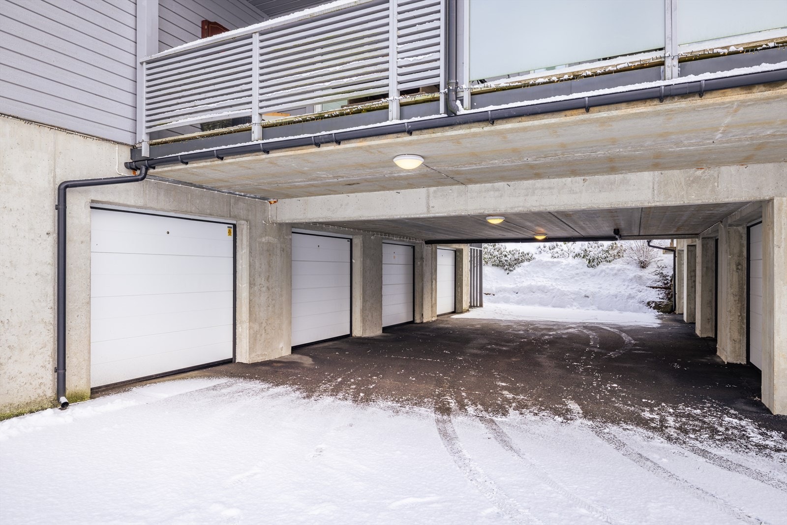 Egen garasjeplass med elbil- lader og rulleport. Galleribilde