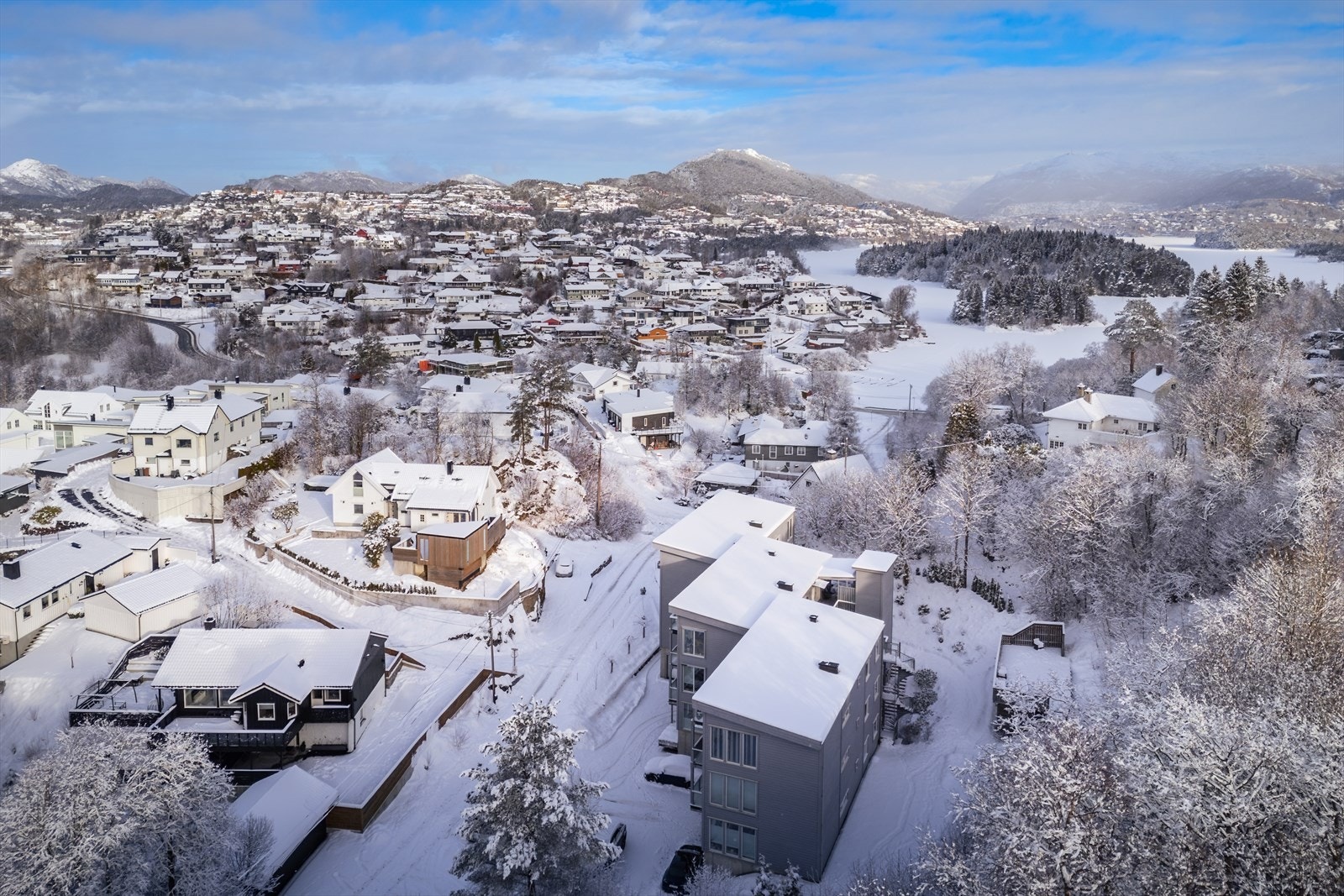 Det er en felles terrasse bak bygget som kan brukes av alle i sameiet. Galleribilde