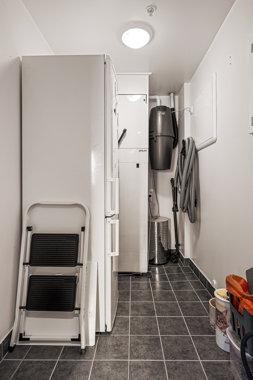 Innvendig bod på 3,4 m² med god plass til kjøleskap/frys og annen oppbevaring. Galleribilde