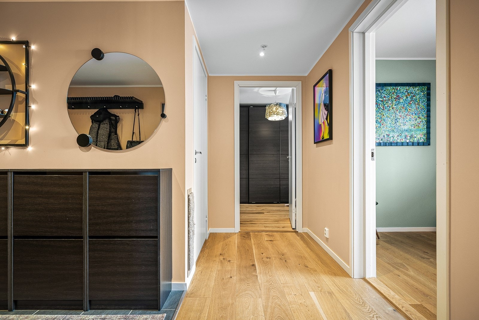 Åpen gang som binder rommene sammen. Galleribilde