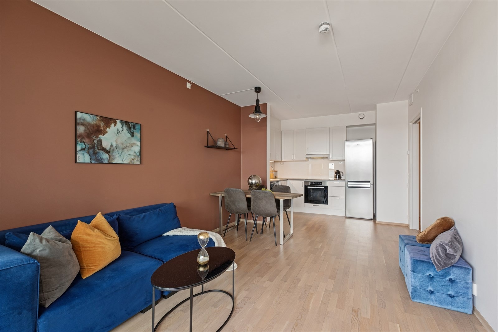 Åpen og sosial løsning med stue og kjøkken i ett. Galleribilde