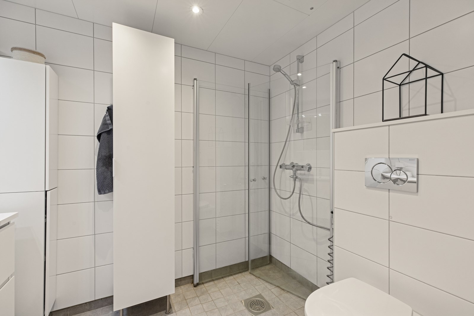 Flislagte vegger og gulv gir et stilrent uttrykk på baderommet. Galleribilde