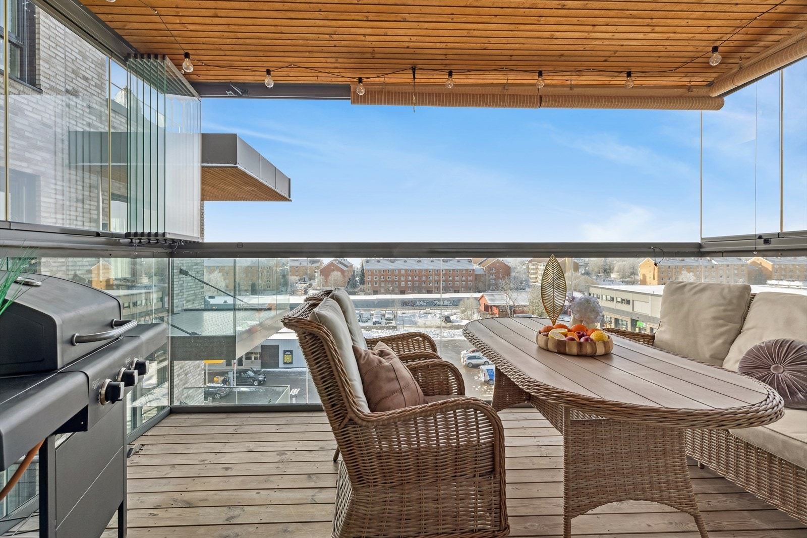 Med god plass til utemøblement ligger alt til rette for trivelige måltider, avslapning eller sosiale sammenkomster utendørs. Galleribilde