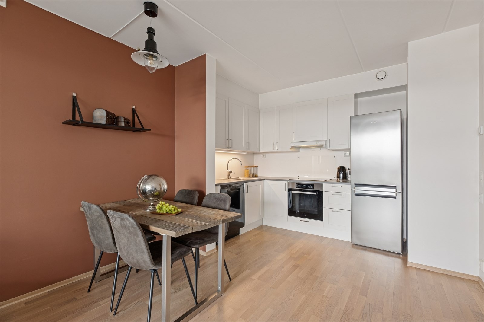 Spiseplass i stuen gir praktisk nærhet til kjøkkenet. Galleribilde