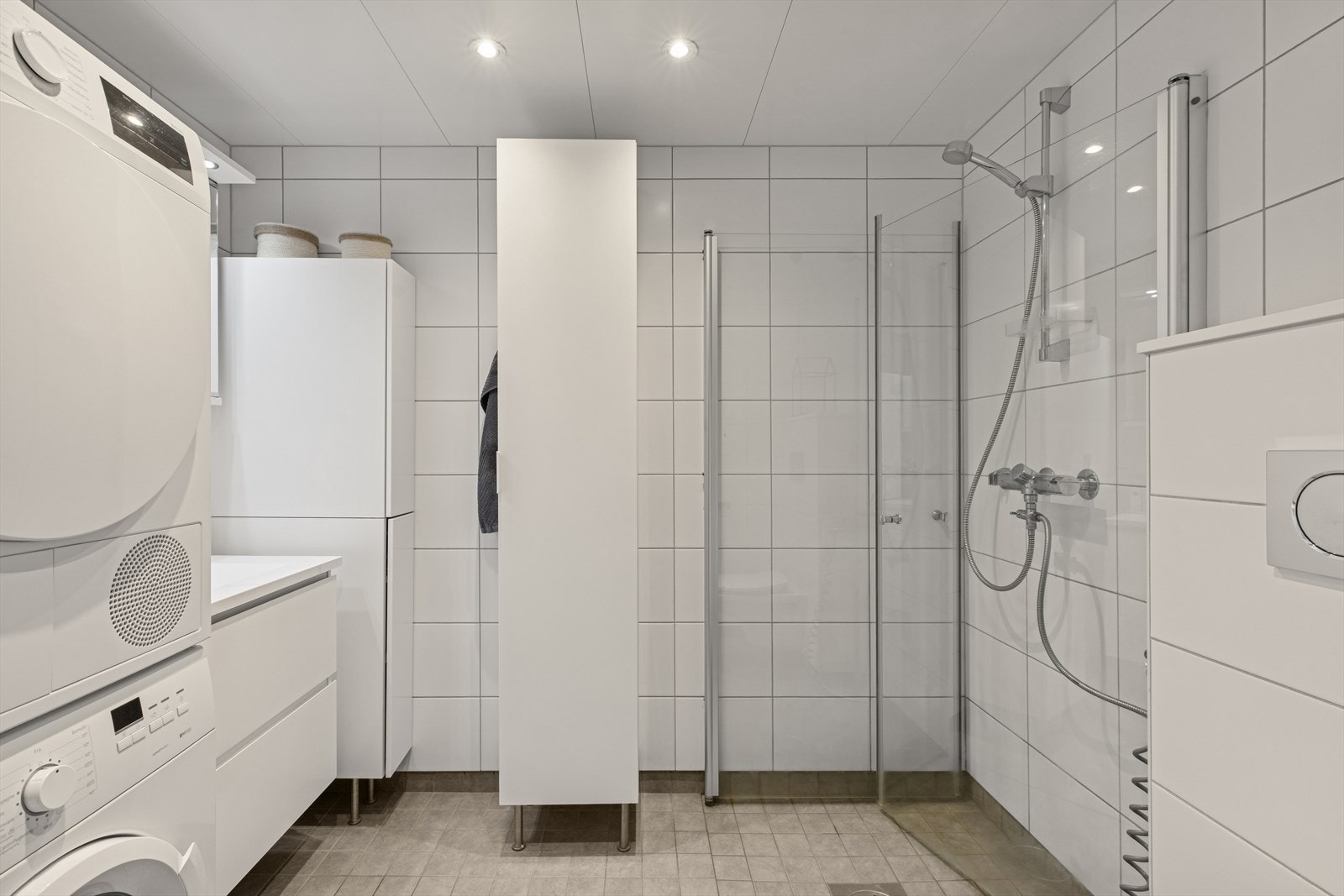 Det er innfelte downlights i himlingen, opplegg for vaskemaskin og plass til tørketrommel. Galleribilde