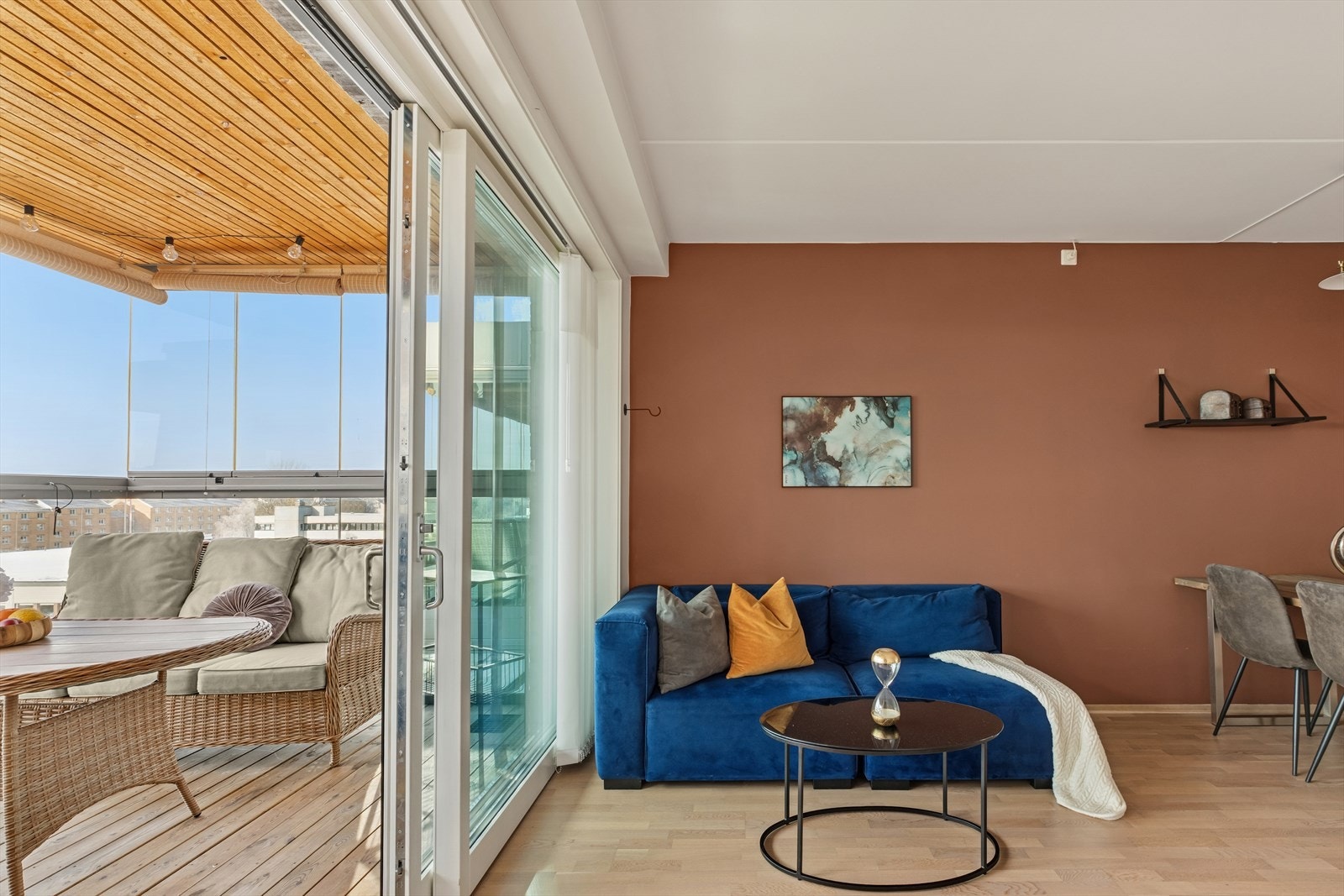 Dette er en lys og pen 2-roms andelsleilighet fra 2018, beliggende i byggets 5. etasje. Galleribilde