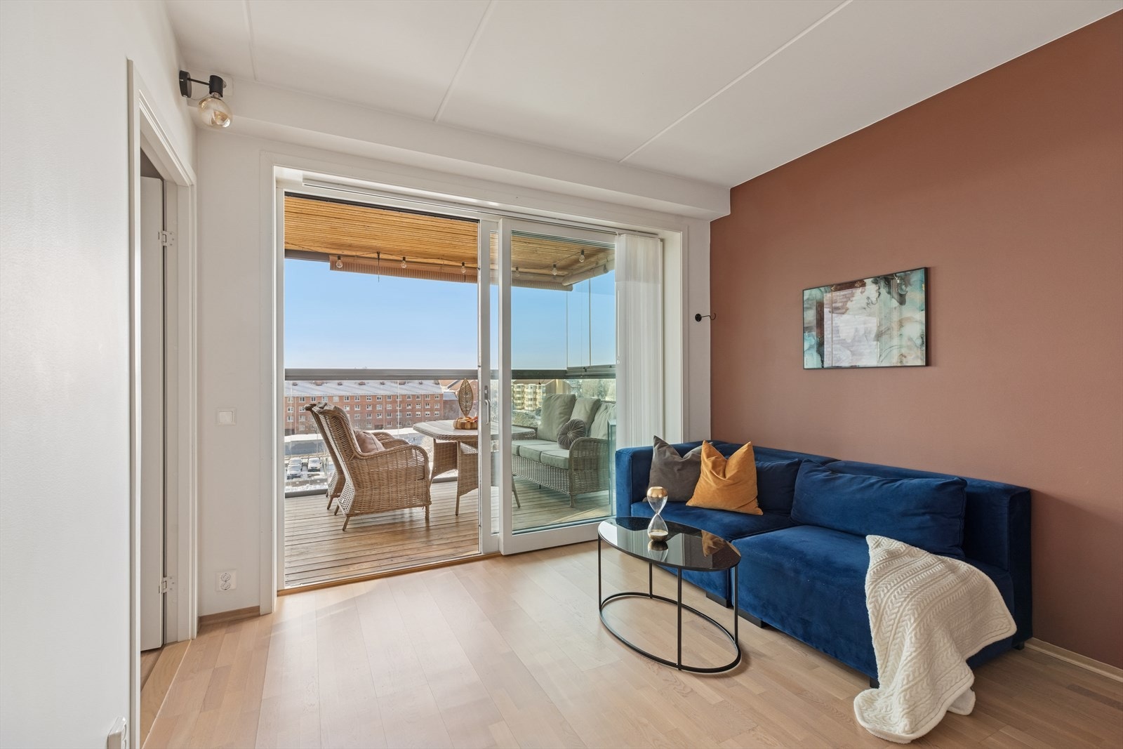 Oppvarming med vannbåren gulvvarme. Det er termostatstyrte varmekabler på baderommet. Galleribilde