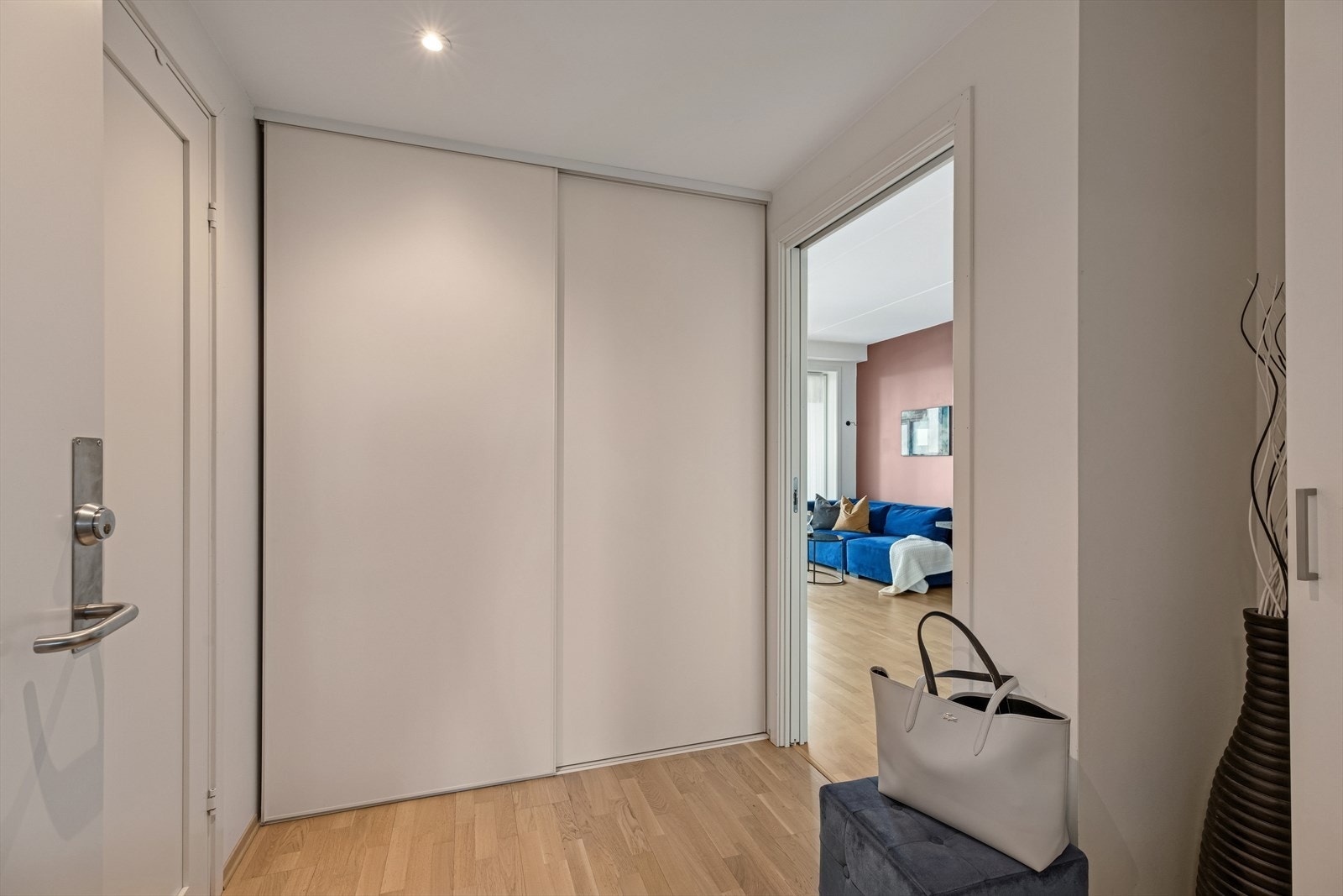 Skyvedørsgarderobe gir effektiv oppbevaring i entréen. Galleribilde