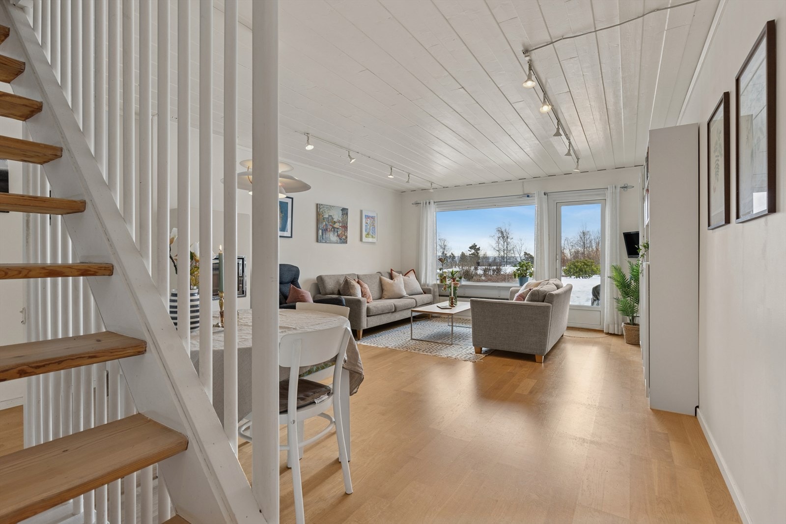 Boligen har en lys og romslig stue Galleribilde