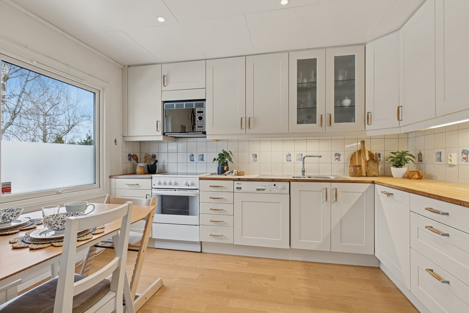 Romslig kjøkken med spiseplass Galleribilde