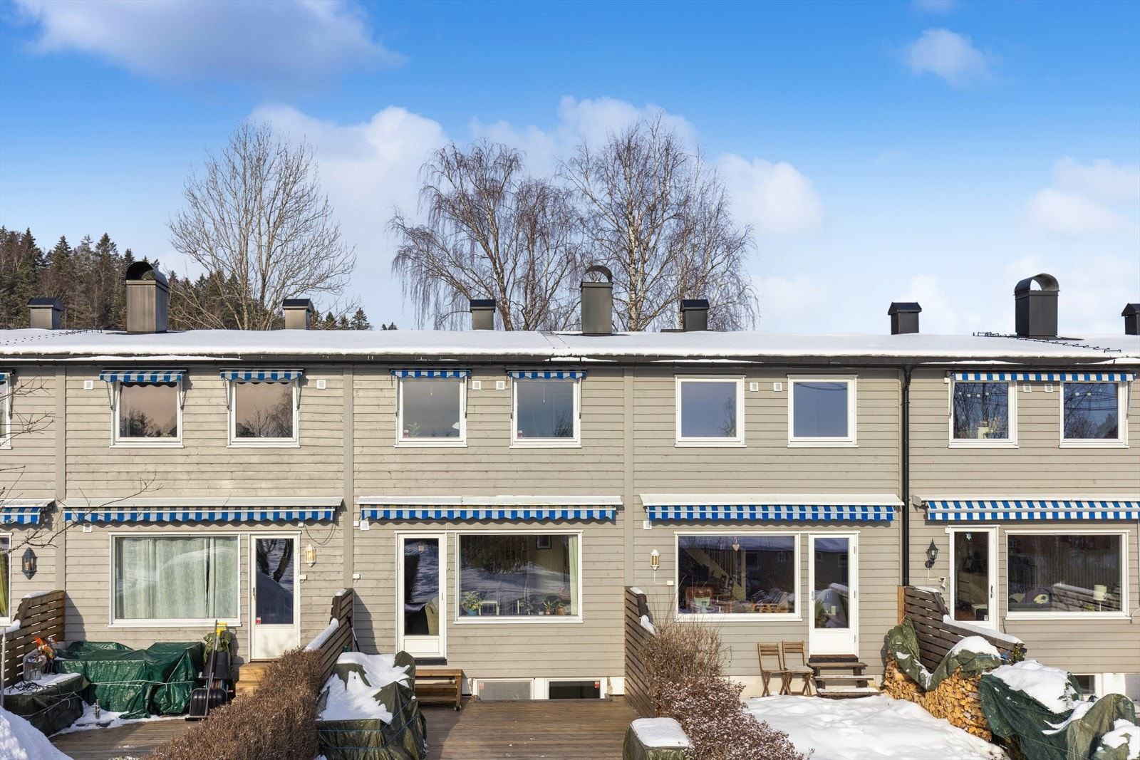 Rekkehus på tre plan med solrik terrasse og hage Galleribilde