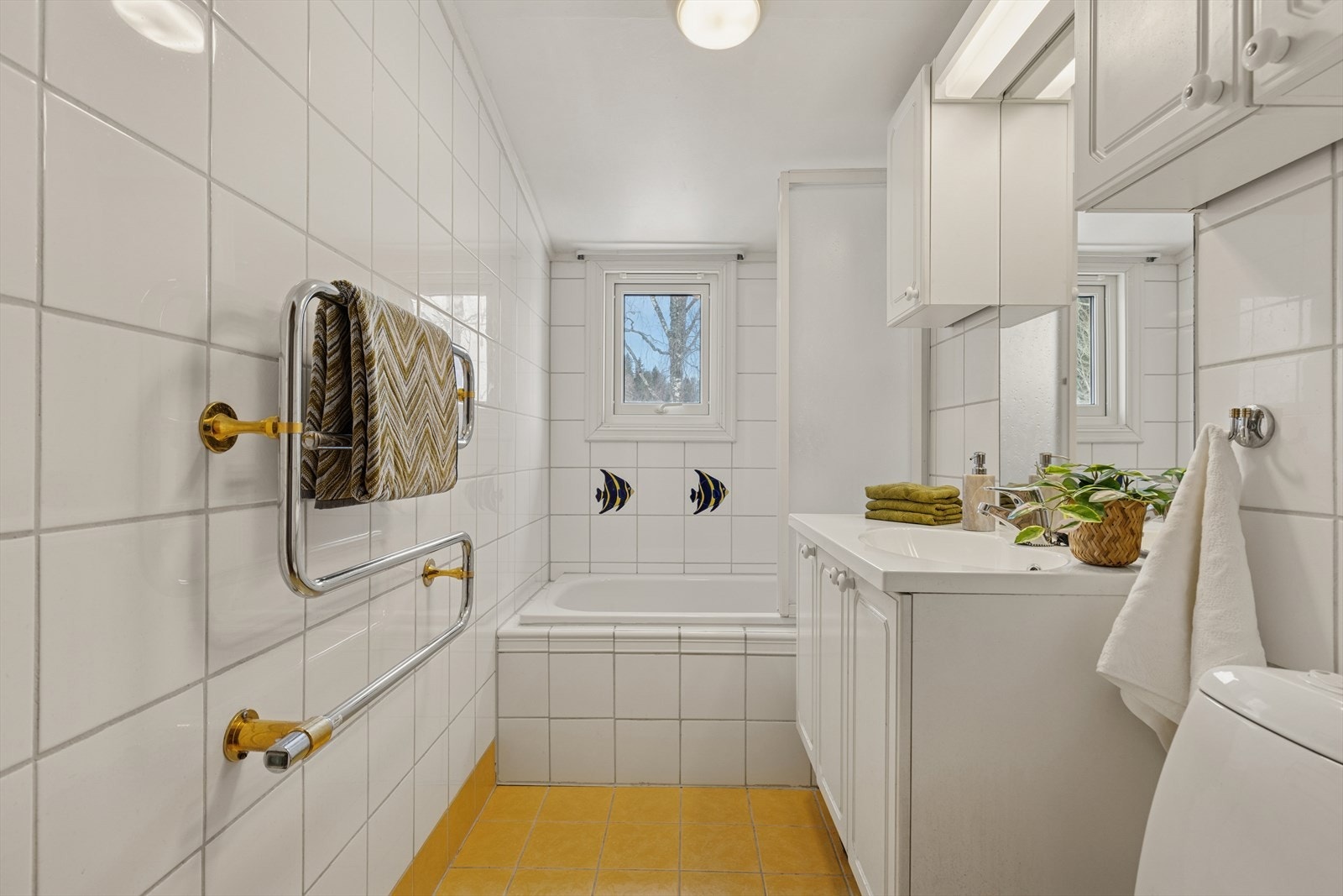 Boligen har to bad, hvorav ett i 2. etasje Galleribilde