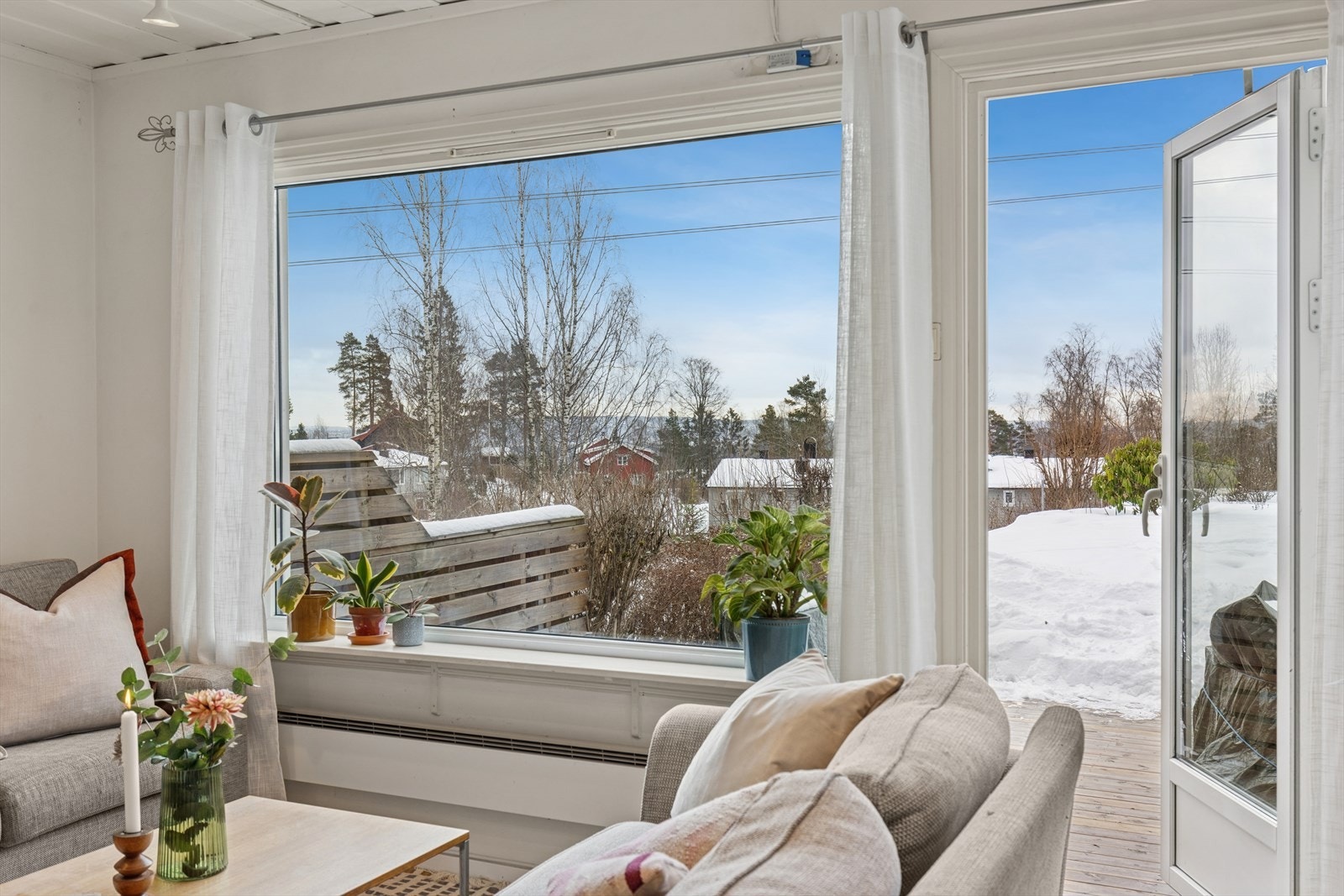 Utgang til terrasse og hage Galleribilde