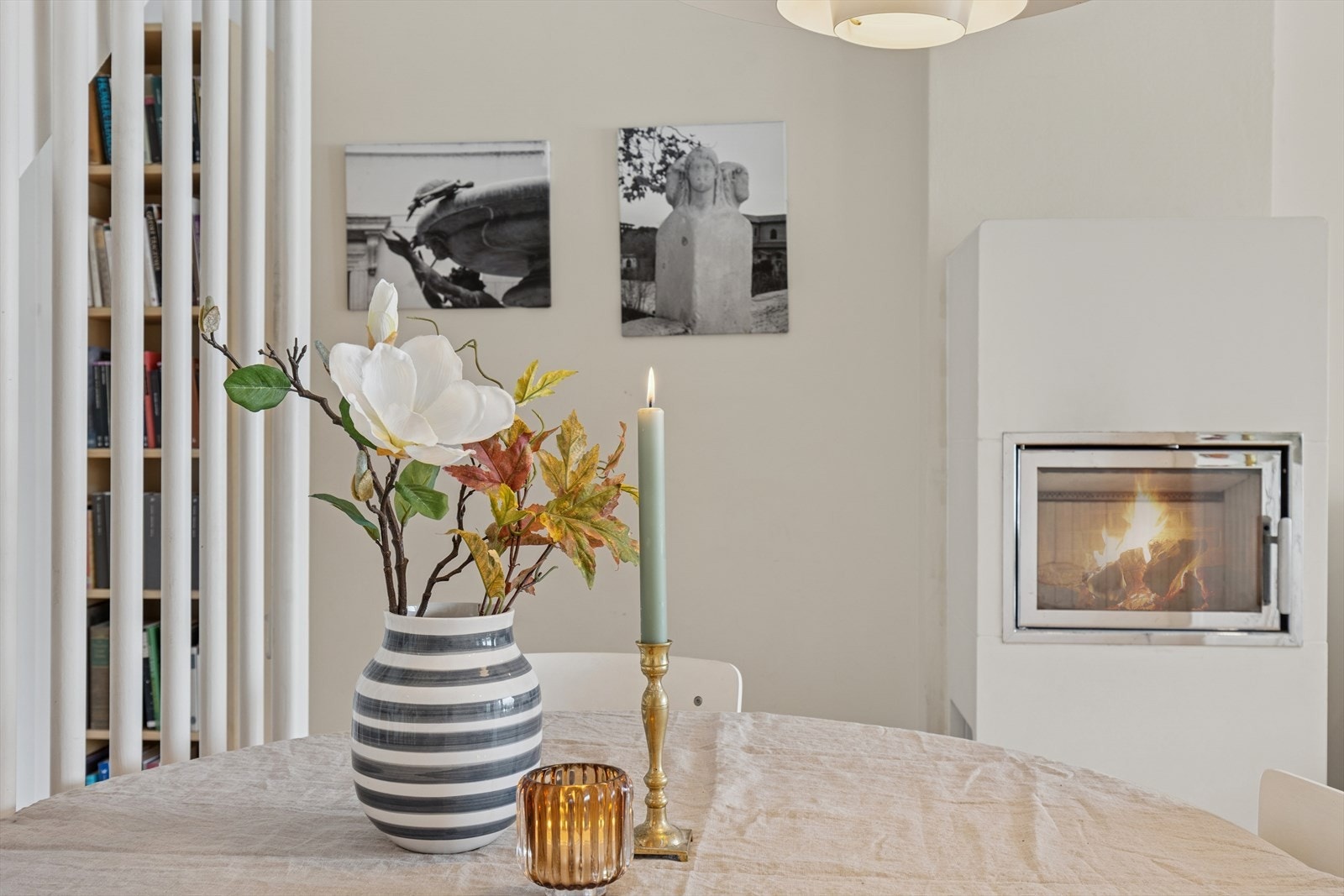 Flott peisovn sentralt i rommet Galleribilde