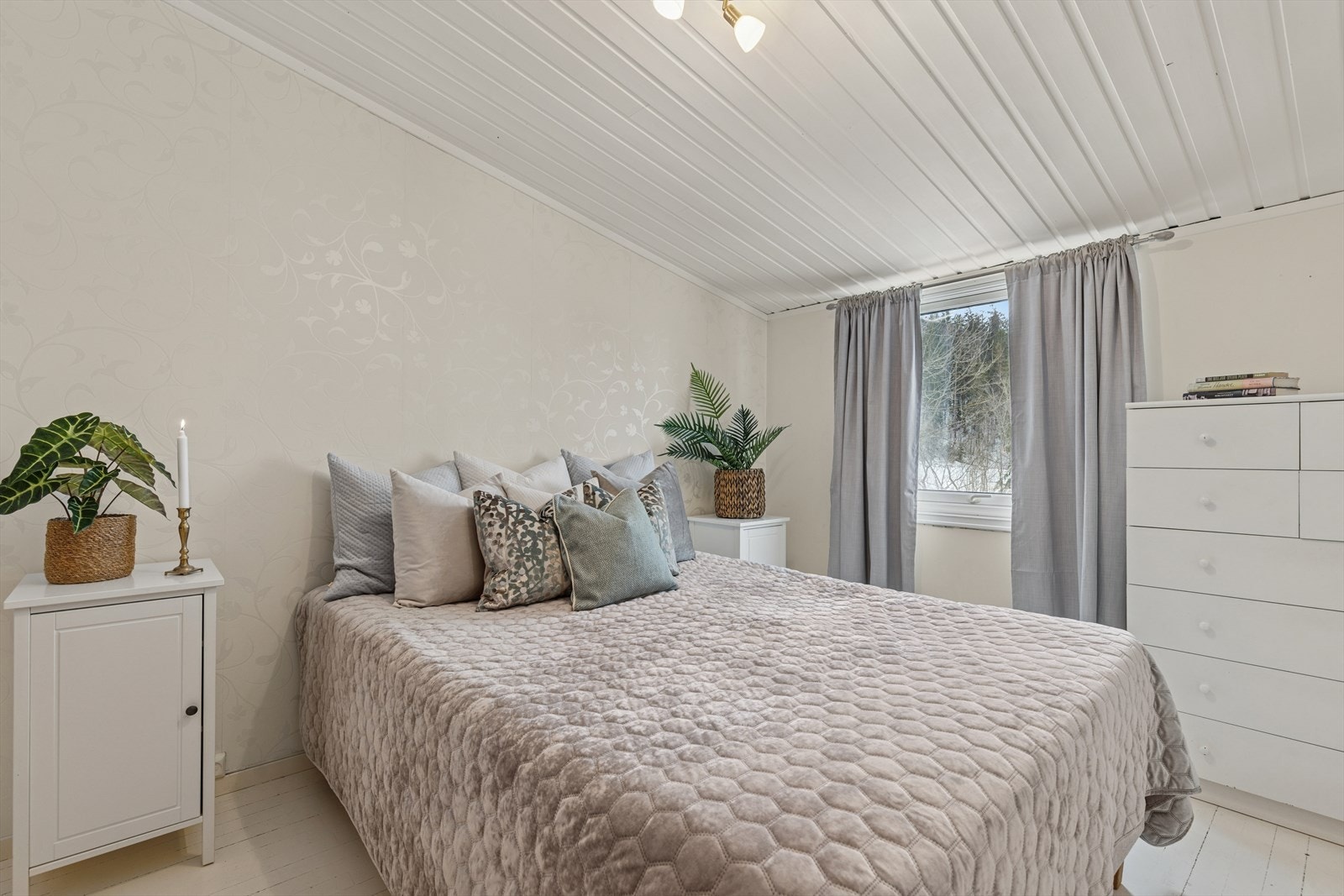 Boligen har tre soverom i 2. etasje Galleribilde