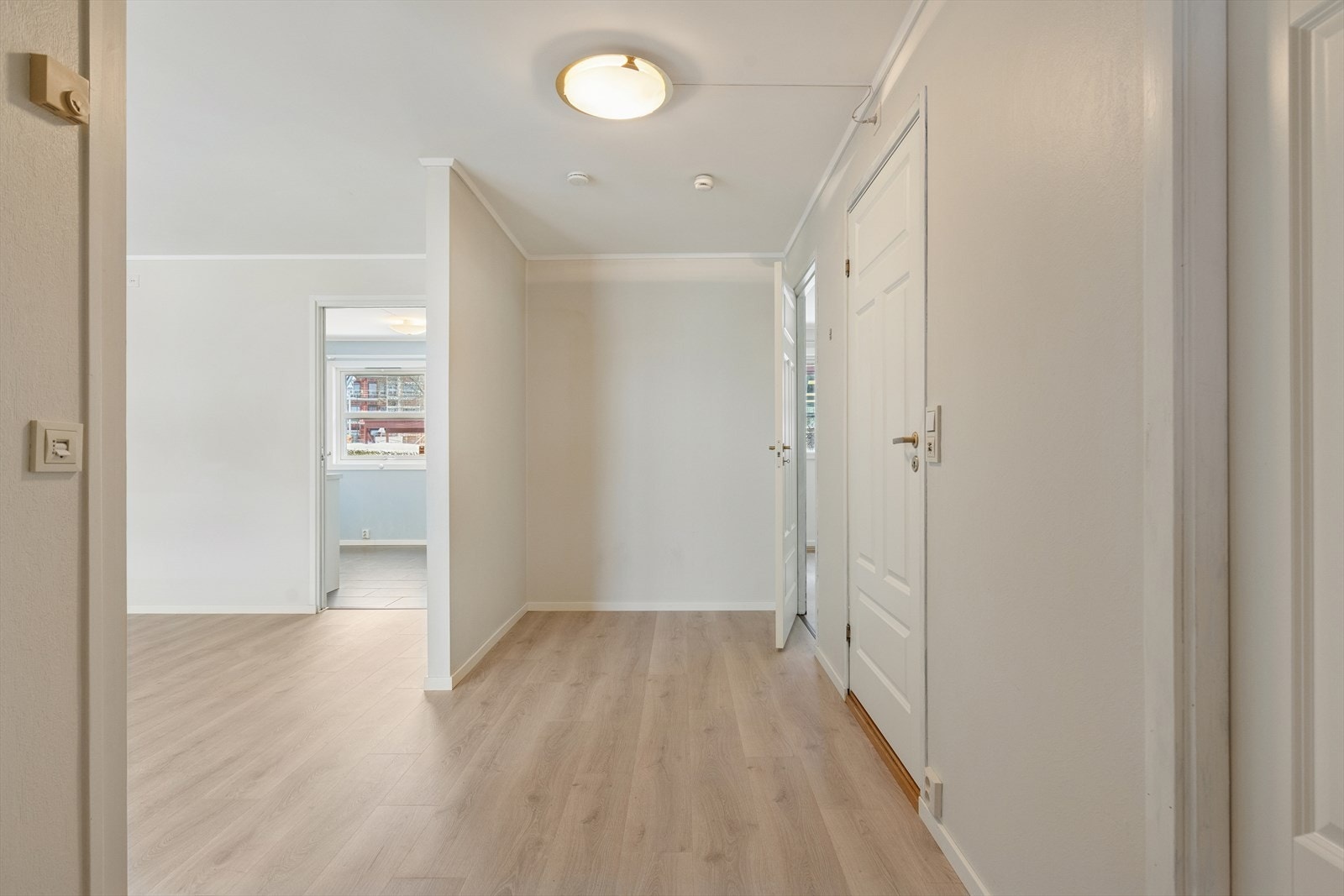 Gangen binder sammen rommene og har, som store deler av leiligheten, overflater pusset opp i 2022. Galleribilde