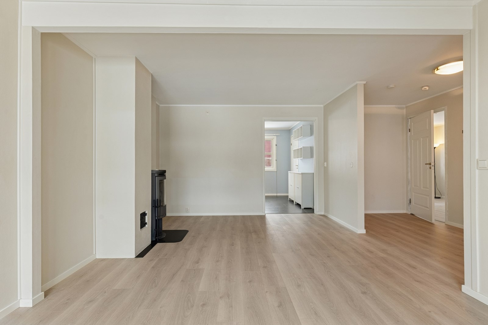 Fra stuen er det en åpen og naturlig overgang til kjøkkenet. Galleribilde