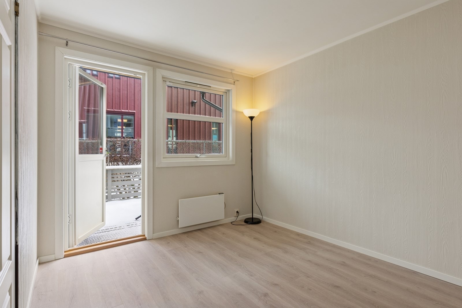 Fra hovedsoverommet er det utgang til en av leilighetens to uteplasser. Galleribilde