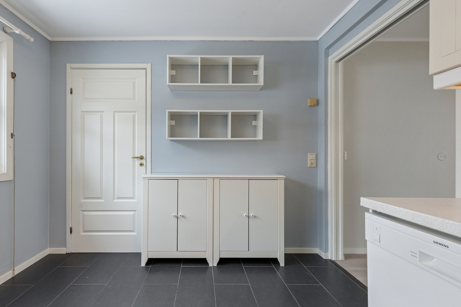 Rommet har plass til en liten spiseplass ved vinduet. Galleribilde