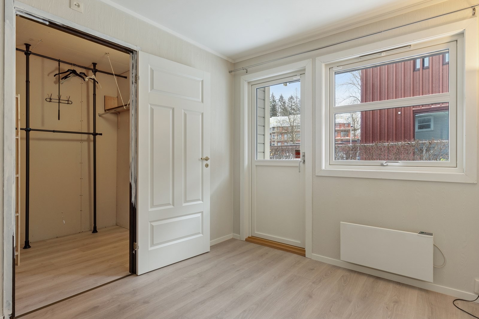 Hovedsoverommet har god plass til en større seng og tilgang til et omkledningsrom. Galleribilde