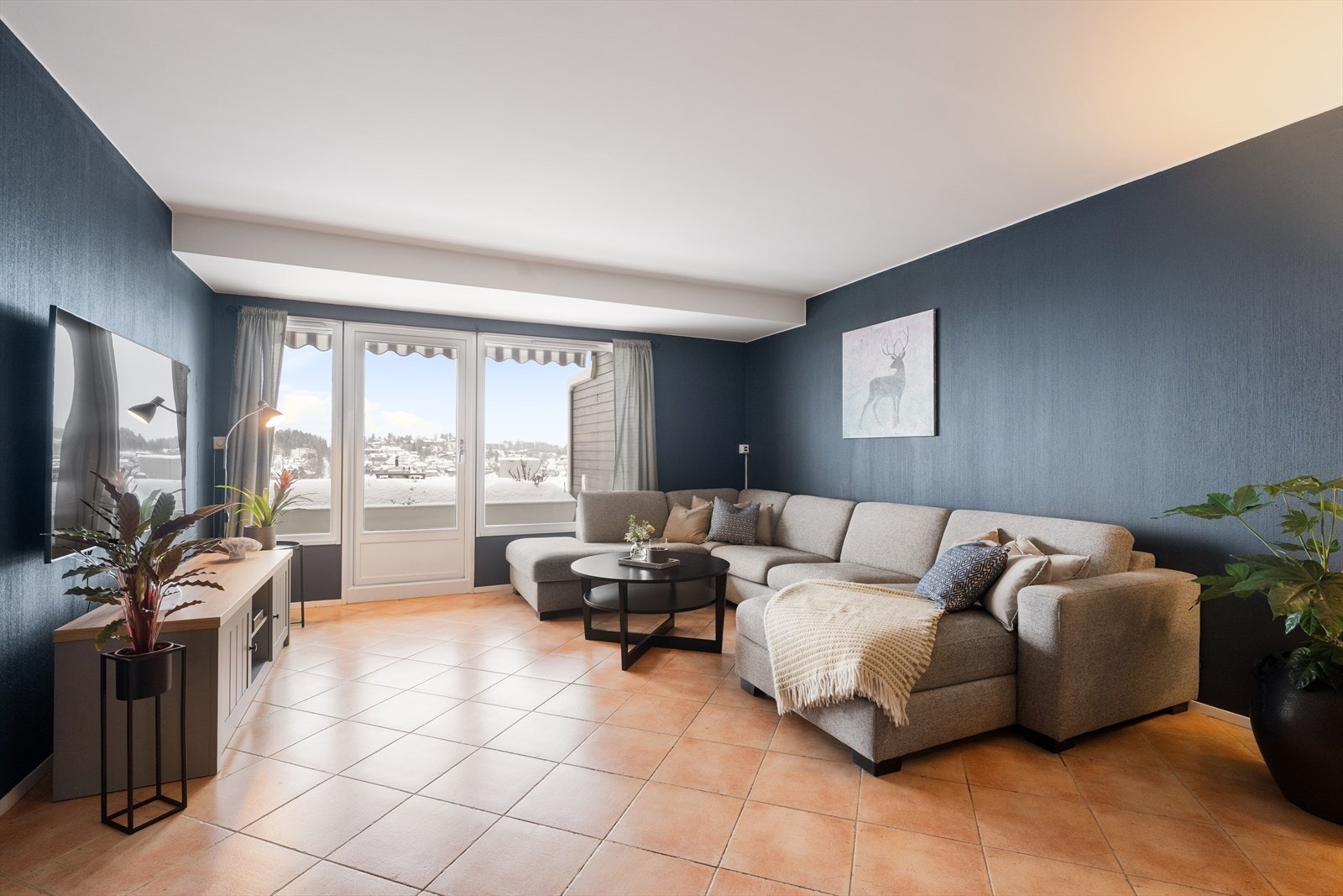 Fra stuen er det direkte utgang til den solrike terrassen, som gir en fin forlengelse av oppholdsrommet Galleribilde