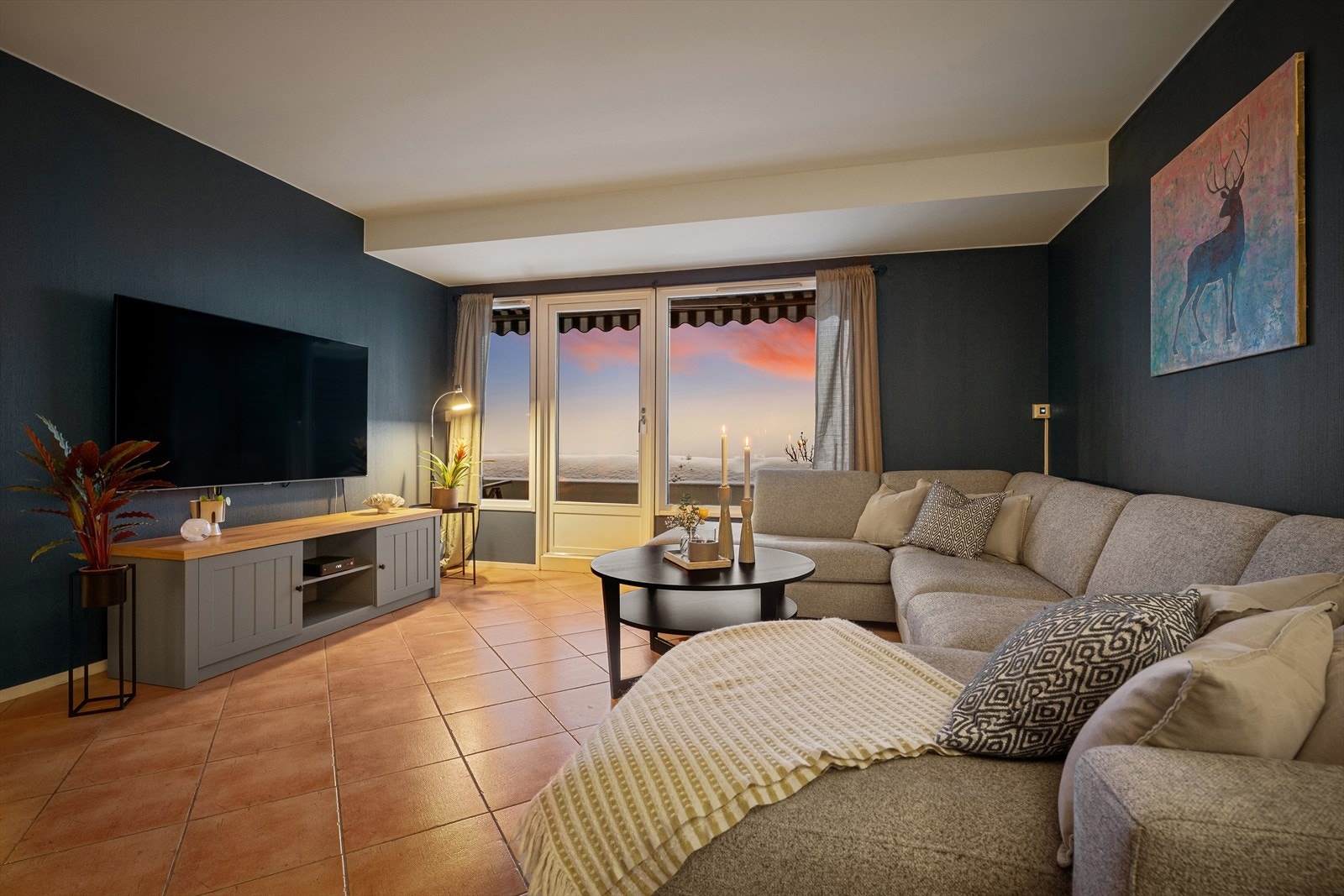 Store vindusflater slipper inn rikelig med naturlig lys og bidrar til en luftig atmosfære Galleribilde