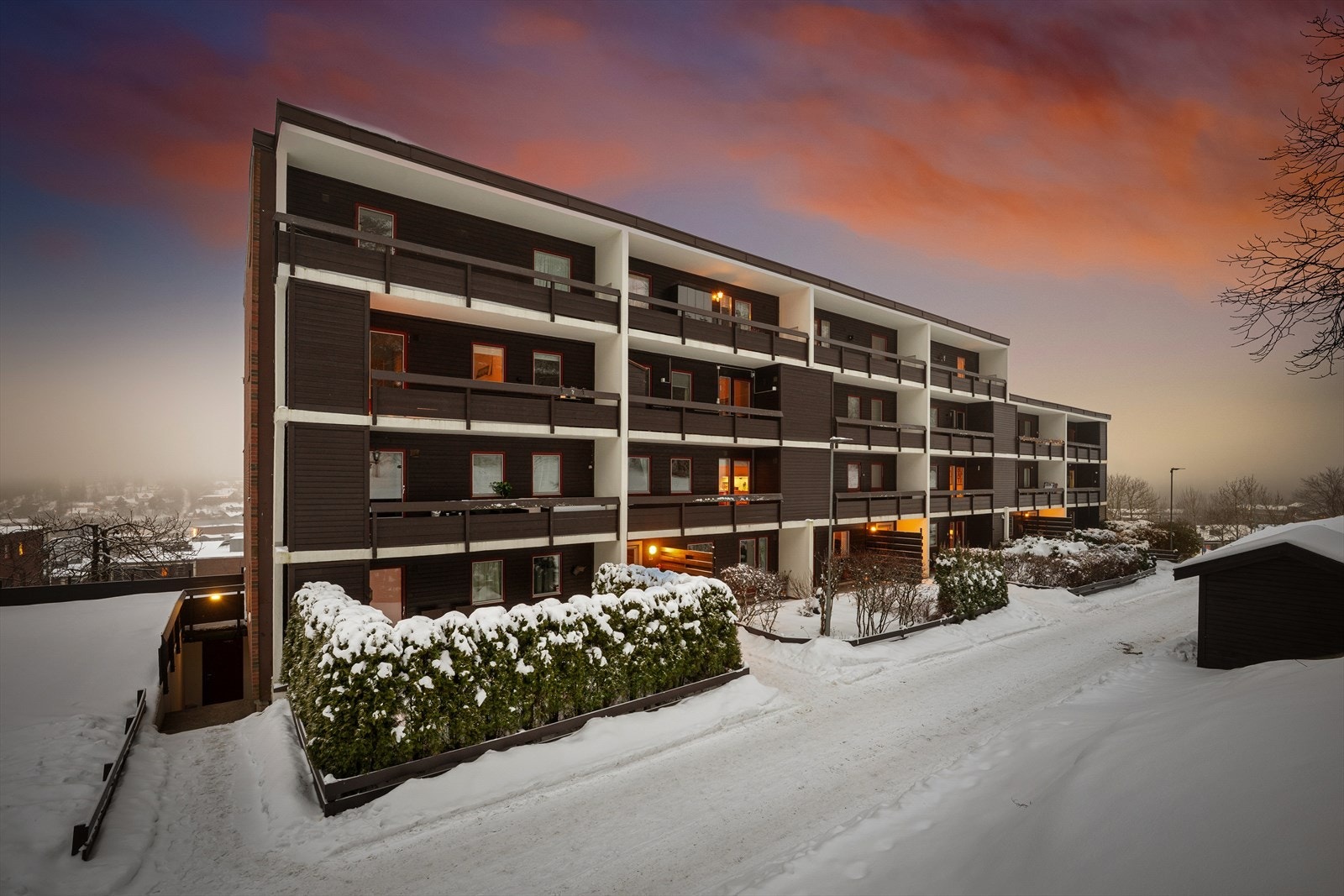 Skogen ligger rett ved boligen, og populære turstier langs Sandvikselven starter i nærområdet Galleribilde