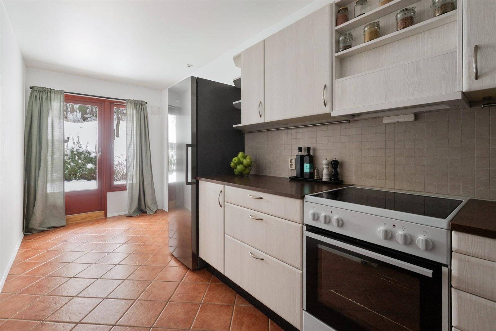 Fra kjøkkenet er det videre utgang til markterrasse Galleribilde