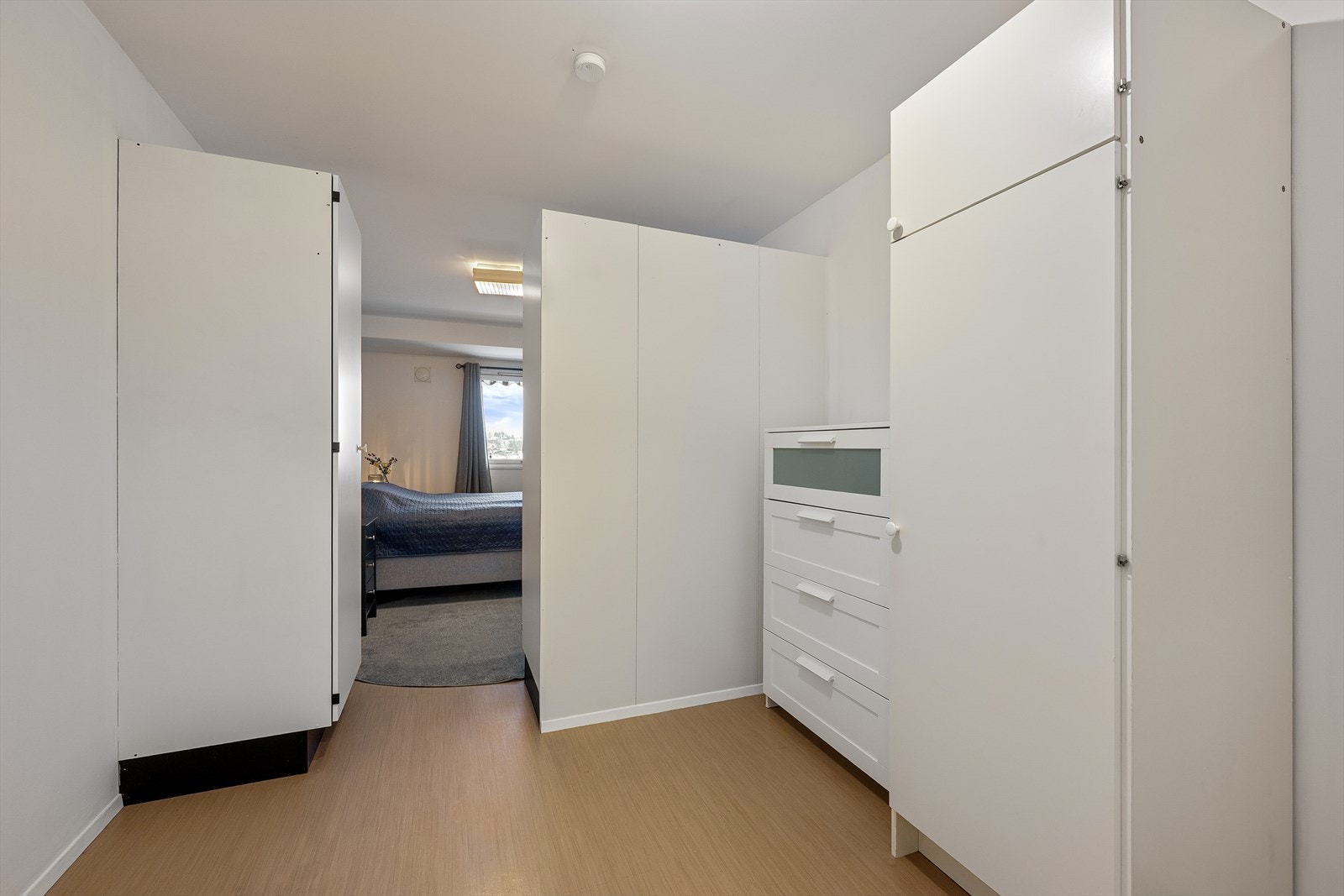 Hovedsoverom har egen walk-in garderobe løsning Galleribilde