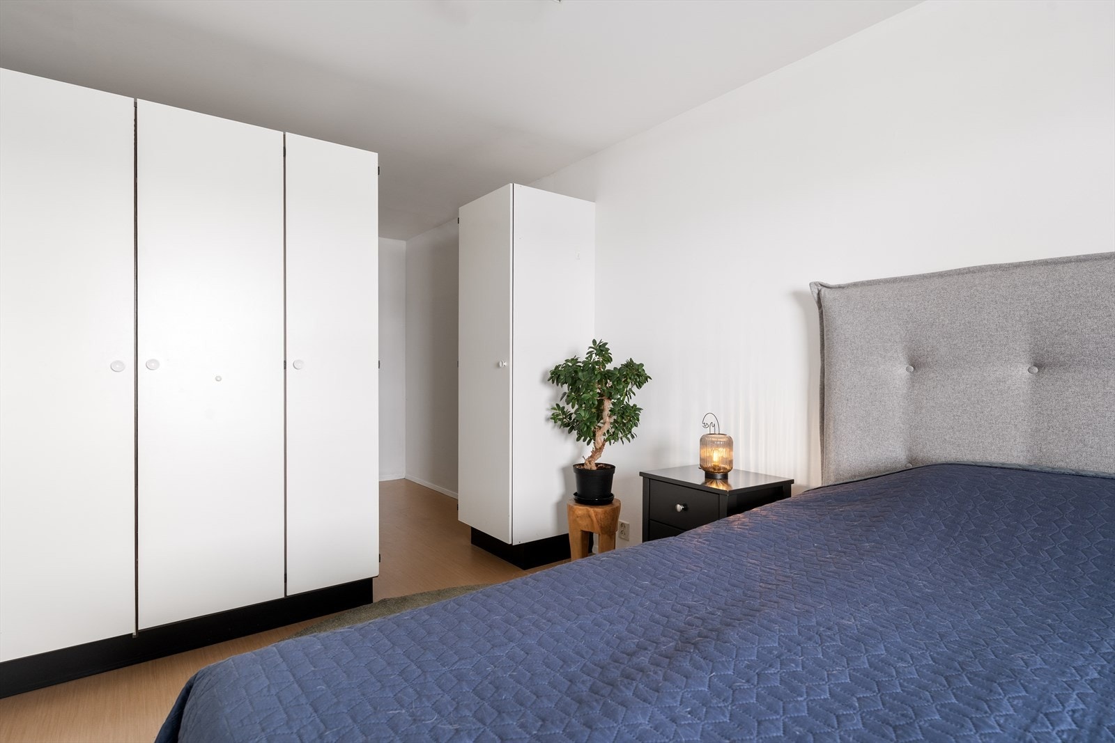 Her er det god plass til dobbeltseng, nattbord og garderobeløsningen Galleribilde